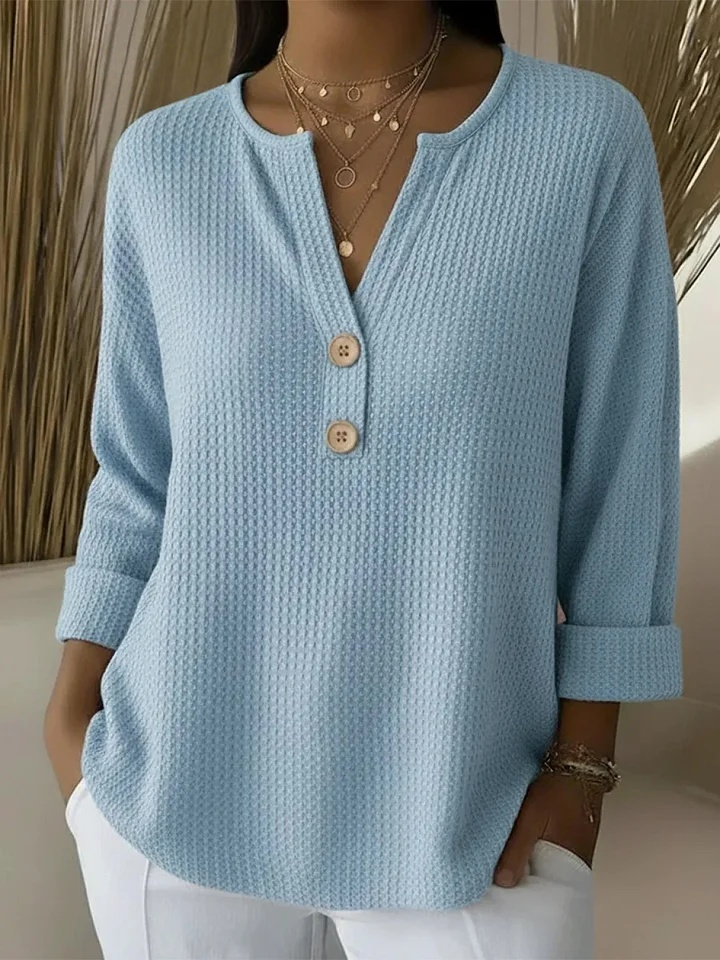 Lucia | T-shirt testurizzata con colletto Henley bottonato